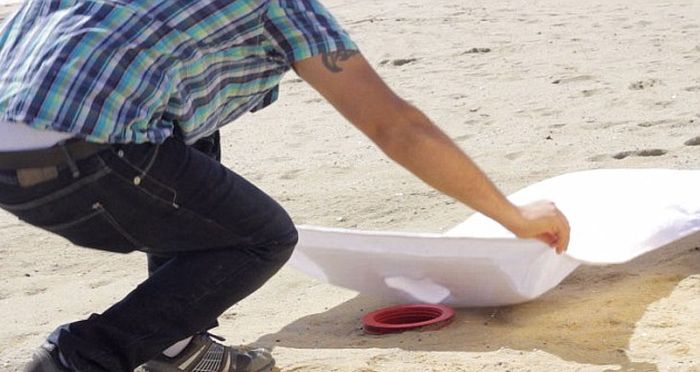 Awesome Invention For Hiding Valuables On The Beach (5 pics)