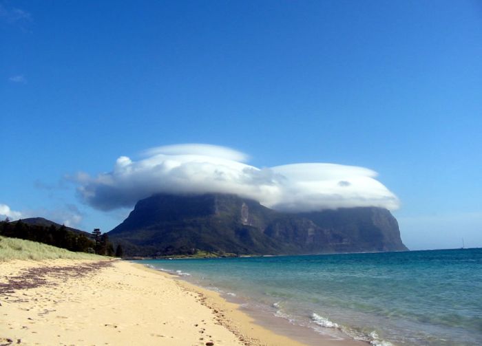 Are These Clouds Or UFOs? (42 pics)
