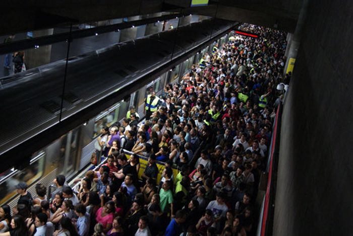 So Many People Riding The Subway In Sao Paulo (12 pics)