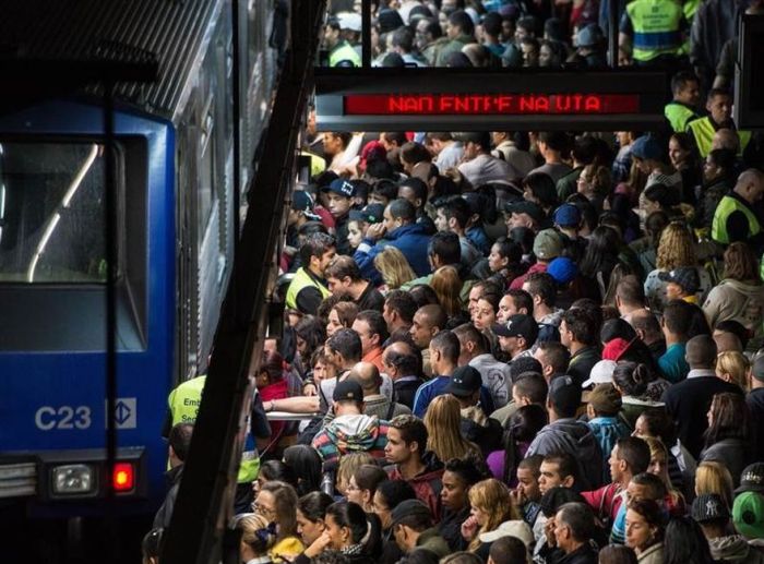So Many People Riding The Subway In Sao Paulo (12 pics)