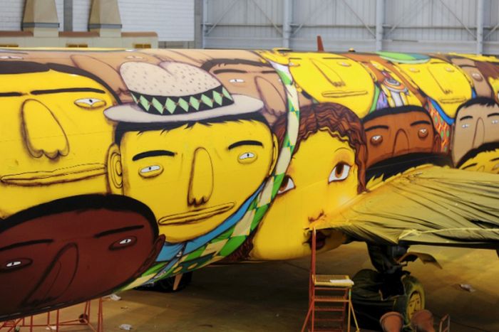 Graffiti Artists Paint The Coolest Plane Ever (18 pics)