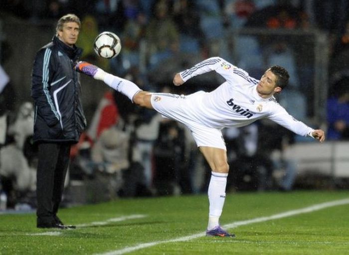 Perfectly Timed Sports Photos 40 Pics