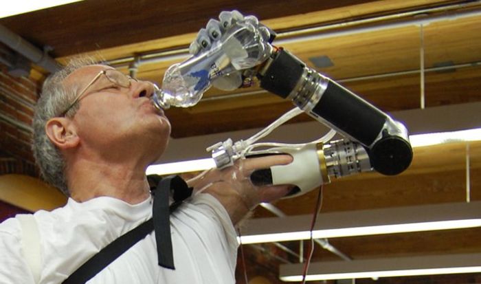 Robotic Arms Aren't Science Fiction Anymore (7 pics)