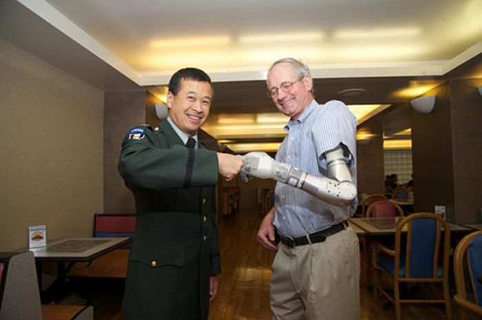 Robotic Arms Aren't Science Fiction Anymore (7 pics)