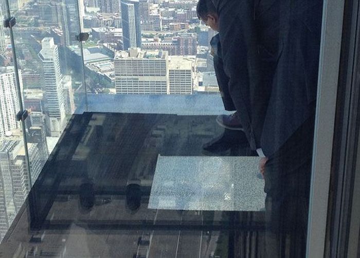 Willis Tower's Glass Skydeck Is Broken And Terrifying (8 pics)