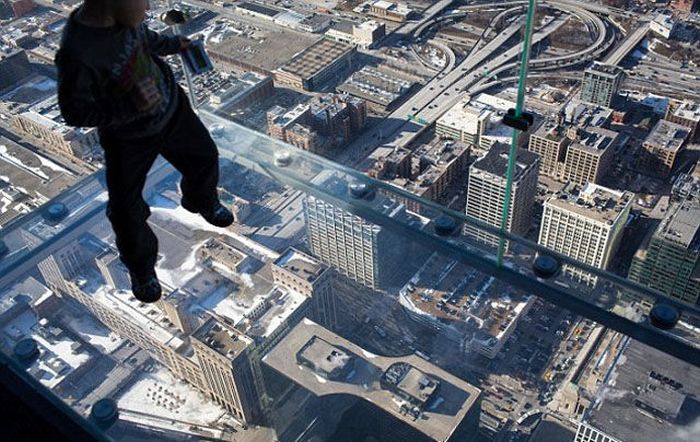 Willis Tower's Glass Skydeck Is Broken And Terrifying (8 pics)