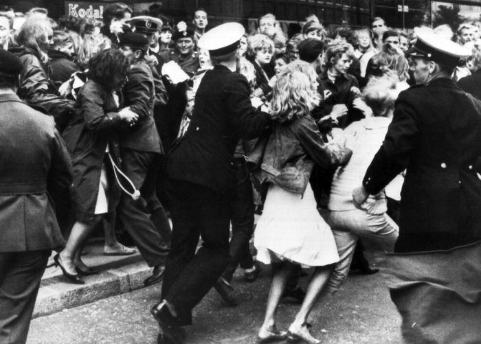 All The Best Photos From Beatlemania (41 pics)