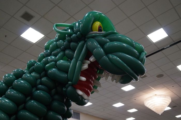 Godzilla Made Out Of 2500 Balloons (18 pics)