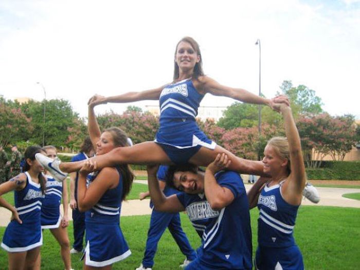 The Perks Of Being A Male Cheerleader (22 pics)
