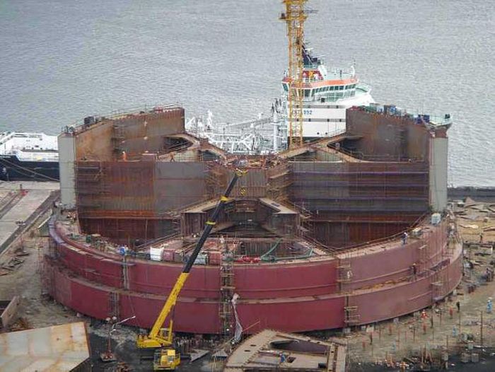 See What It Takes To Build An Oil Rig (19 pics)