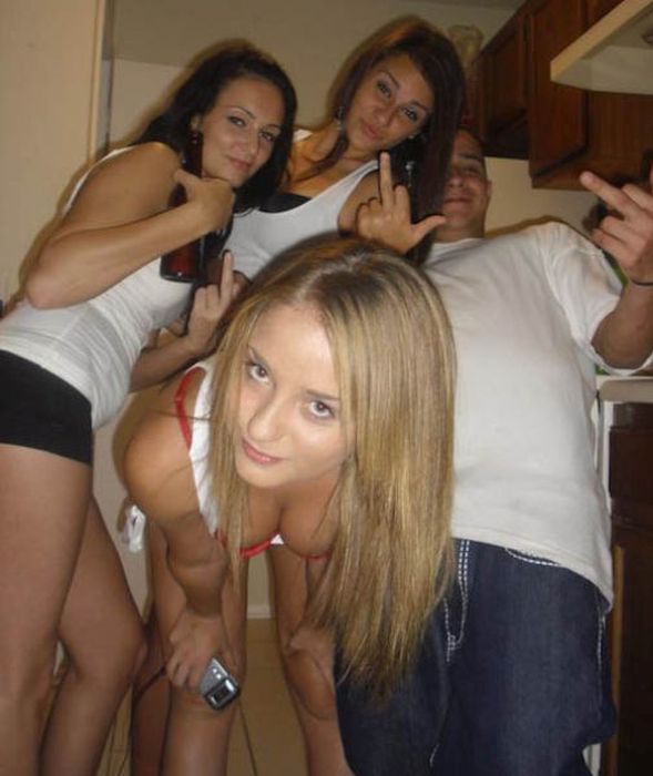 Girls Partying With Other Girls (39 pics)