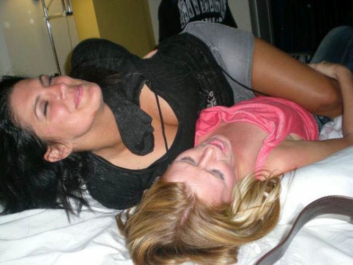 Girls Partying With Other Girls (39 pics)