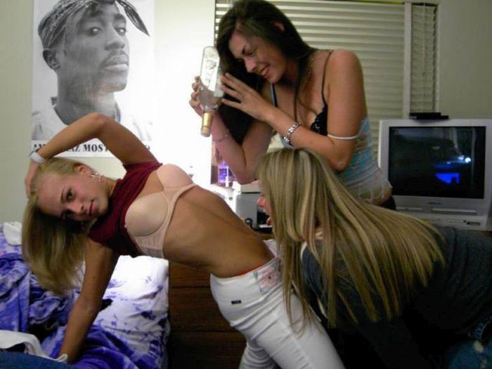 Girls Partying With Other Girls (39 pics)