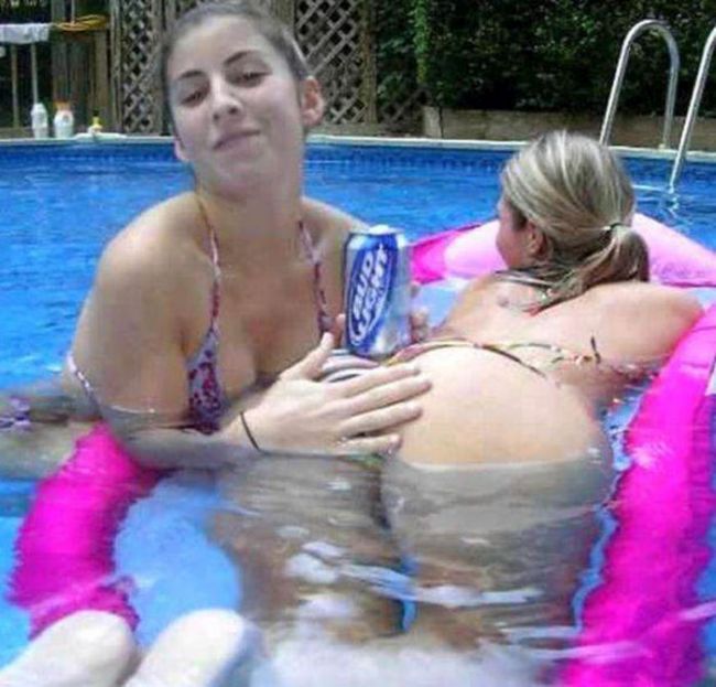 Girls Partying With Other Girls (39 pics)