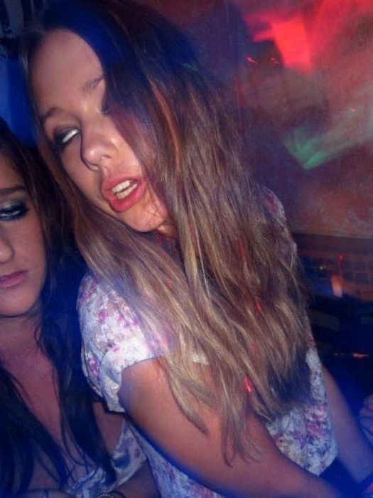 Girls Partying With Other Girls (39 pics)