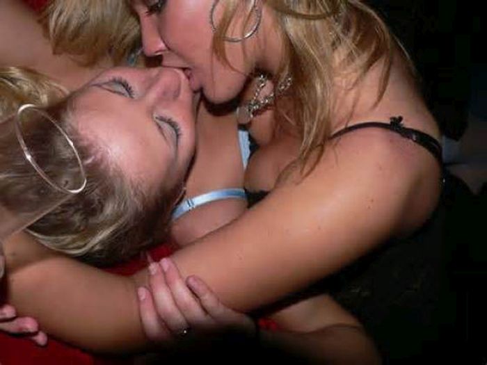 Girls Partying With Other Girls (39 pics)