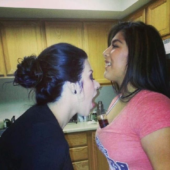 Girls Partying With Other Girls (39 pics)