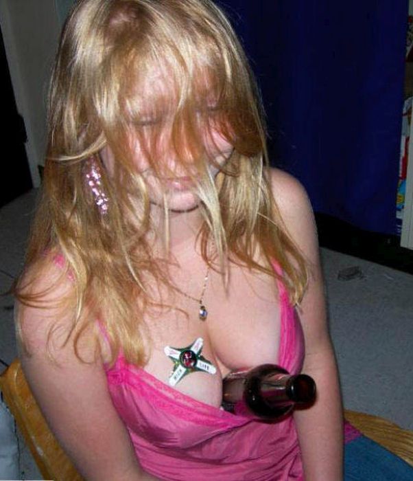 Girls Partying With Other Girls (39 pics)
