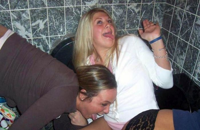 Girls Partying With Other Girls (39 pics)