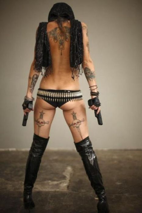Girls With Guns Have Never Looked Better (30 pics)
