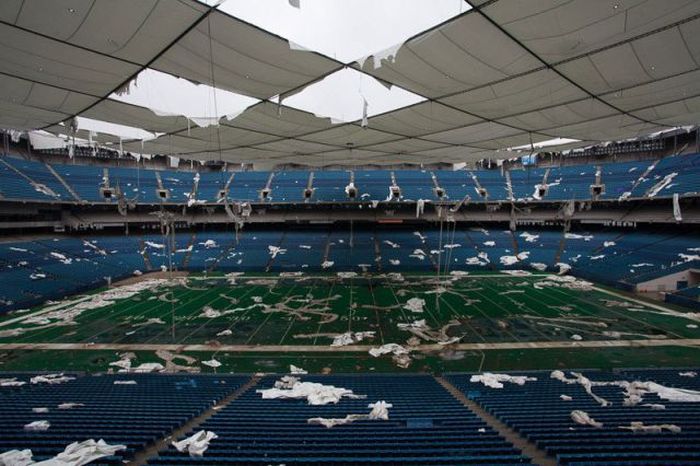 Eerie Photos Of The Abandoned Pontiac Silverdome (19 pics)