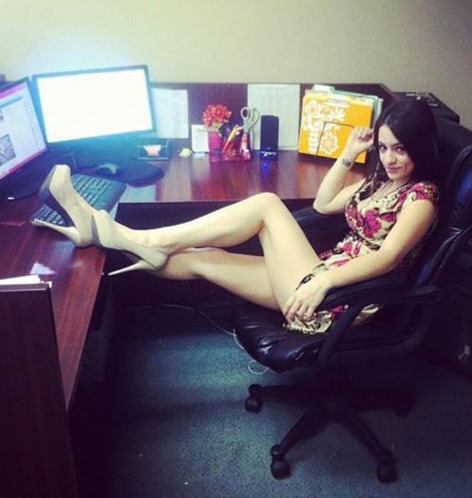 Chivettes bored at work (40 Photos) 