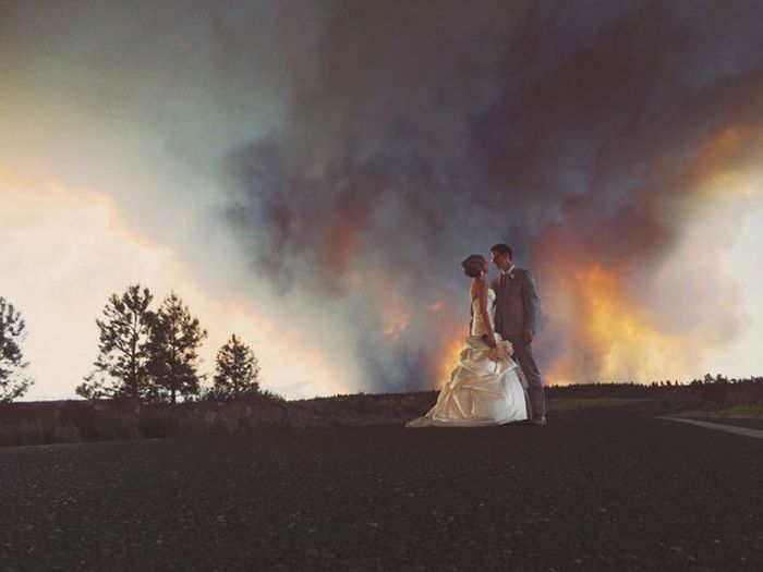 A Wedding Photo Shoot In A Wildfire (16 pics)