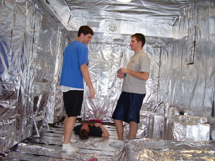 They Covered Their Friend's Entire Room In Tin Foil (9 pics)