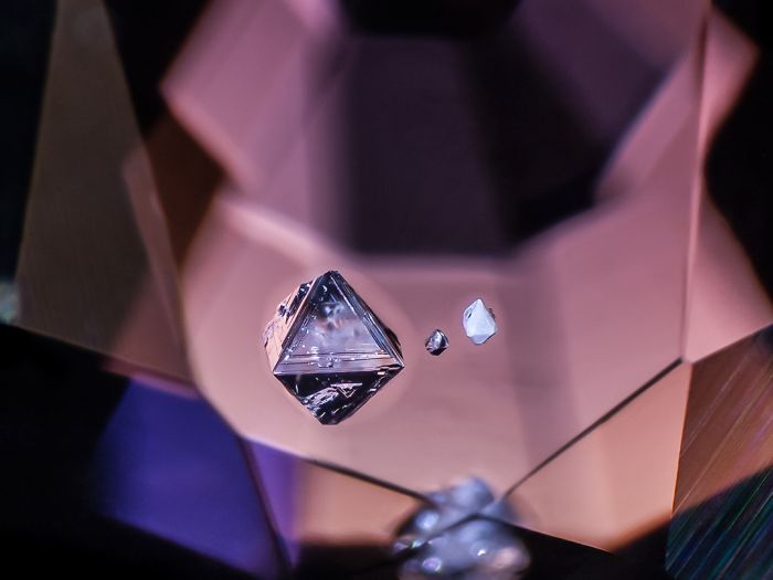 There's A Whole World Inside Of These Gemstones (15 pics)
