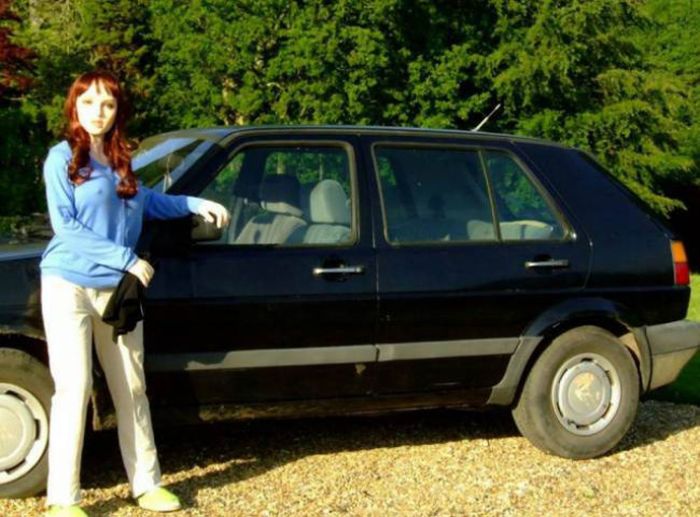 This Sex Doll Will Sell Your Car On eBay (4 pics)