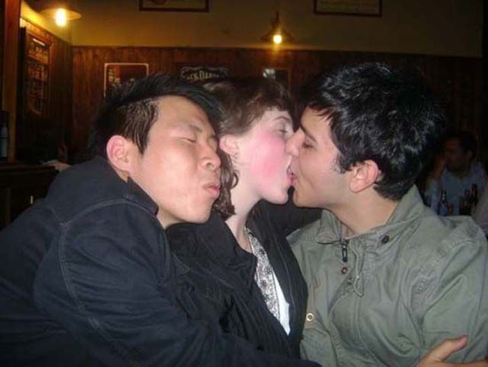 Being The Third Wheel Is Awkward (37 pics)