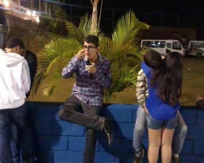 Being The Third Wheel Is Awkward (37 pics)