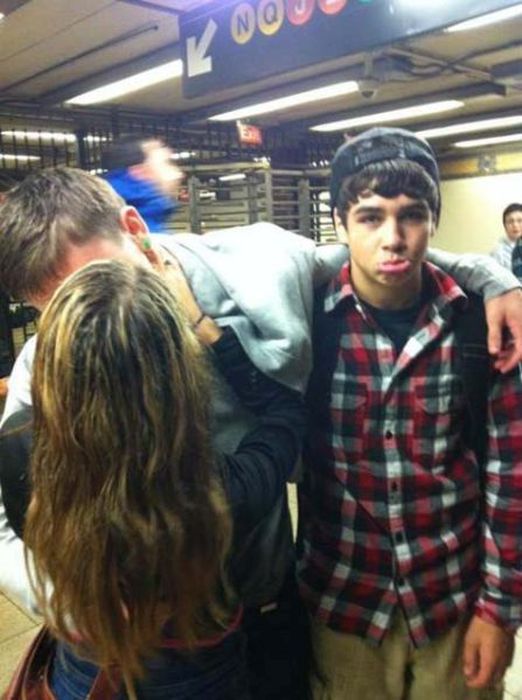Being The Third Wheel Is Awkward (37 pics)