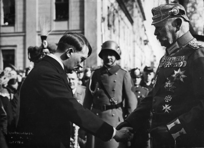 15 Things You Never Wanted To Know About Hitler (20 pics)