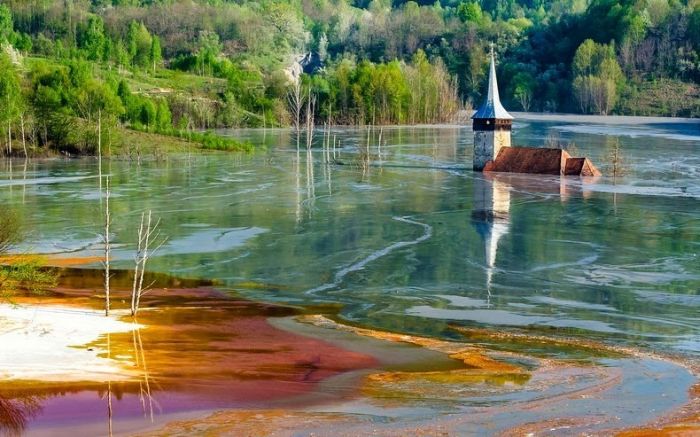 Romanian Village Ruined By A Toxic Lake (10 pics)