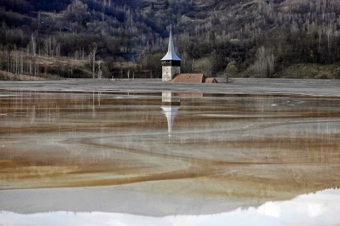 Romanian Village Ruined By A Toxic Lake (10 pics)