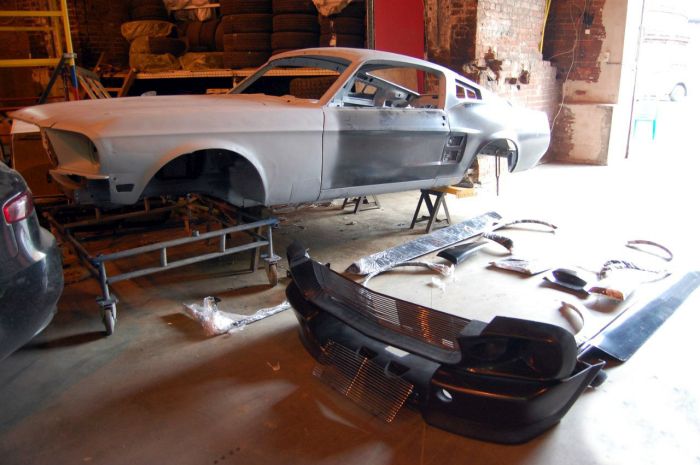 Man Turns Ford Mustang Into A Couch (24 pics)