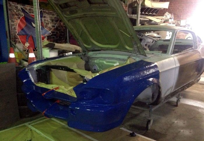 Man Turns Ford Mustang Into A Couch (24 pics)