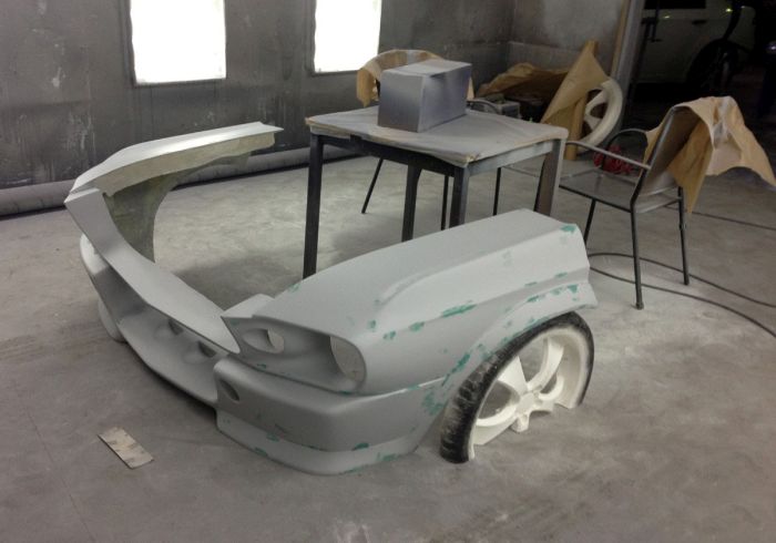 Man Turns Ford Mustang Into A Couch (24 pics)