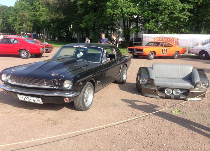 Man Turns Ford Mustang Into A Couch (24 pics)