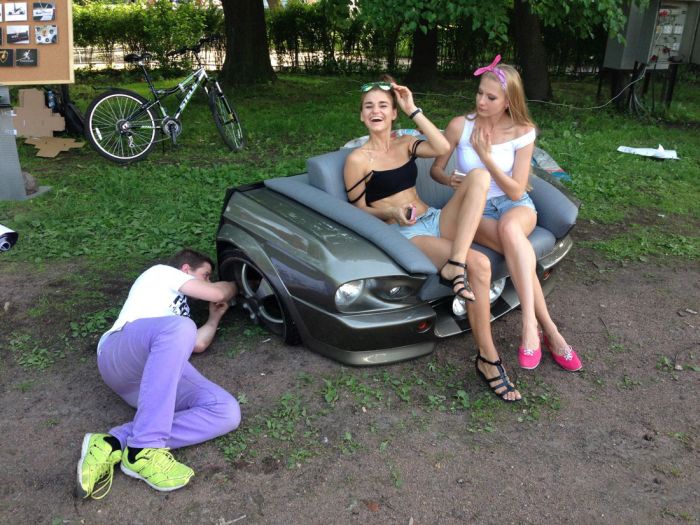 Man Turns Ford Mustang Into A Couch (24 pics)