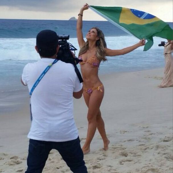 Vanessa Huppenkothen Is The Hottest Reporter On The Planet (40 pics)