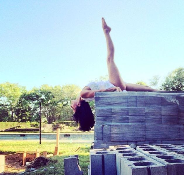 This Woman Does Yoga Everywhere (27 pics)