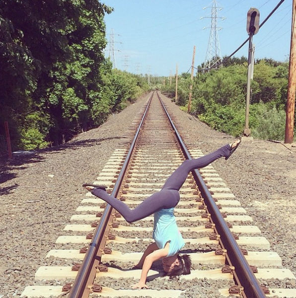 This Woman Does Yoga Everywhere (27 pics)