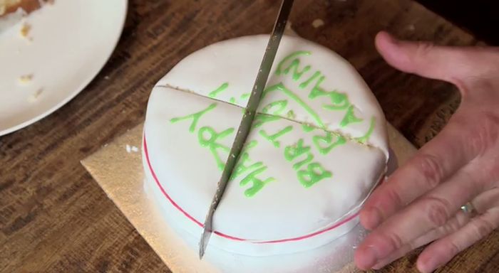 How To Cut A Cake The Right Way (7 pics)
