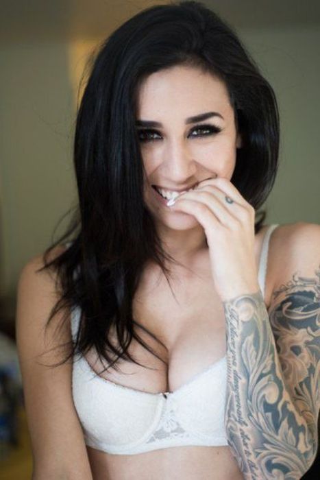 Incredibly Gorgeous Girls With Ink (53 pics)