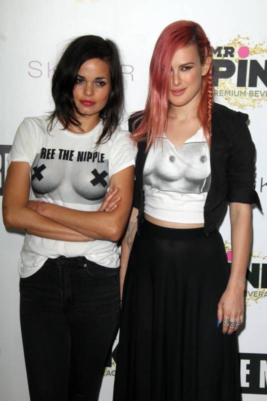 Rumer Willis Wears The Coolest Shirt Ever (8 pics)