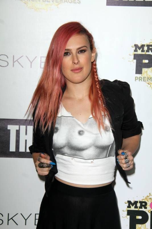 Rumer Willis Wears The Coolest Shirt Ever (8 pics)