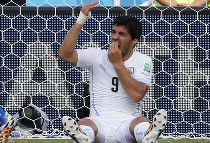 Luis Suarez Bites Another Player At The World Cup (6 pics)