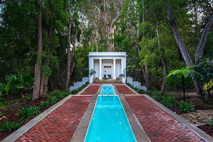 You Need To Move Into The Scarface House (22 pics)
